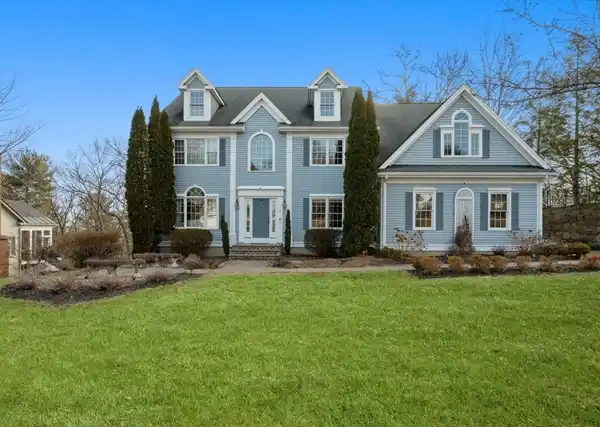 STATELY COLONIAL IN LEDGE HILL