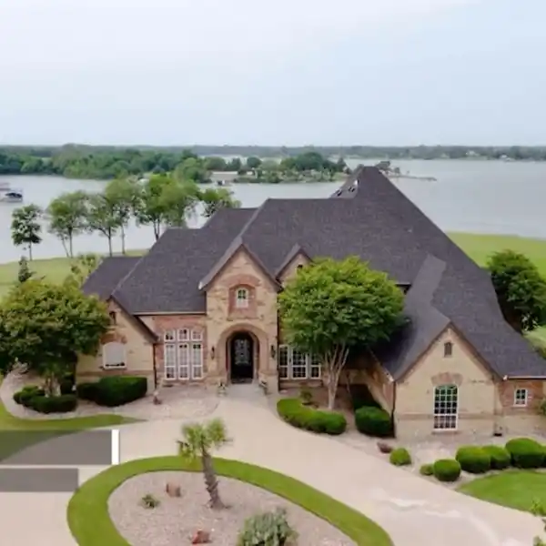 IMPRESSIVE LAKEFRONT HOME