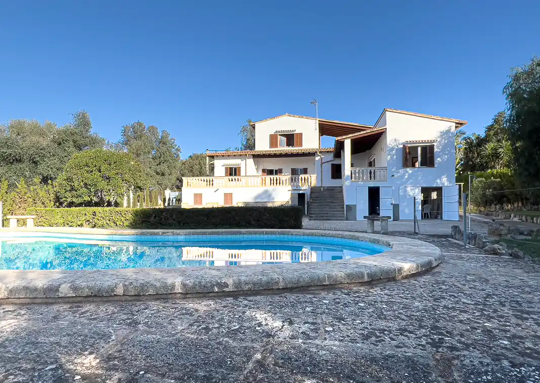 Spacious House to Renovate with Pool and Tennis Court