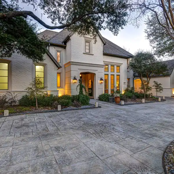 STATELY HOME ON THE MOST DESIRABLE LOT IN OAKDALE