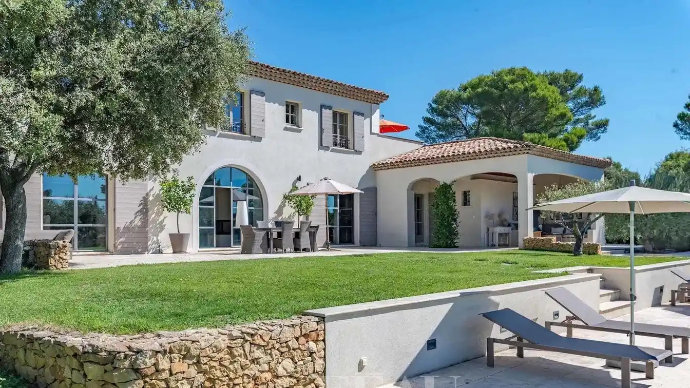 Contemporary Comfort in a Serene Setting