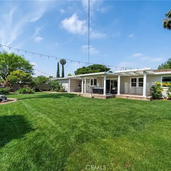 QUINTESSENTIAL SINGLE-STORY RANCH HOME