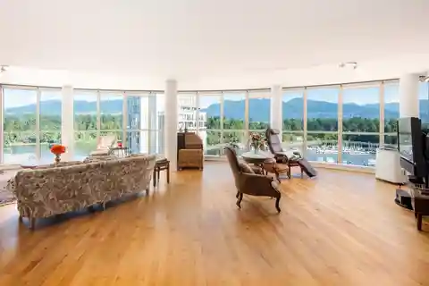 Timeless City Retreat with Nature at Your Doorstep