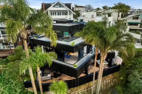 Panoramic Harbour Retreat with Lift and Wine Cellar