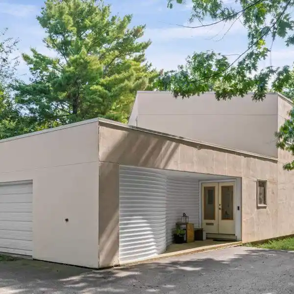 BEAUTIFUL CUSTOM CONTEMPORARY HOME,