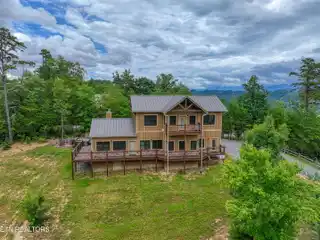 Luxury Craftsman Retreat in Laughing Pines