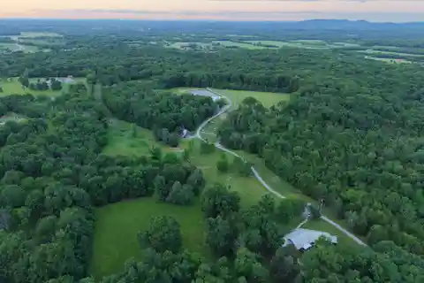 Private Tennessee Retreat with Guest House & Barn