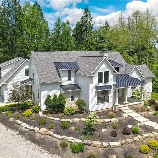 SPECTACULAR MODERN FARMHOUSE
