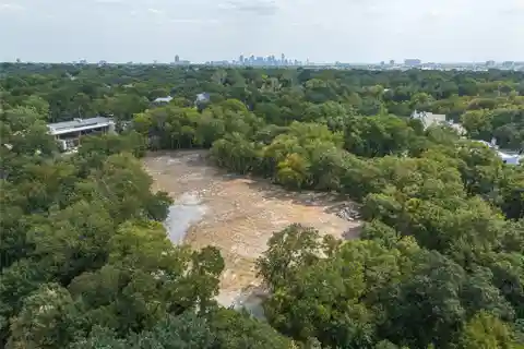 Ideal Building Site in Prestigious Bluffview Estates