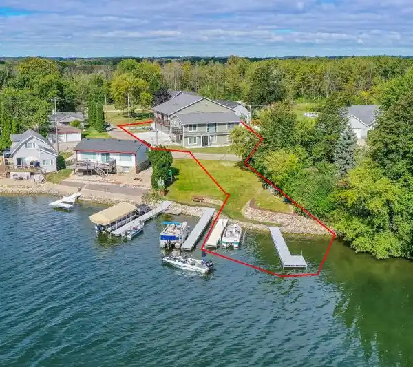 VERSATILE RETREAT ON LAKE TICHIGAN