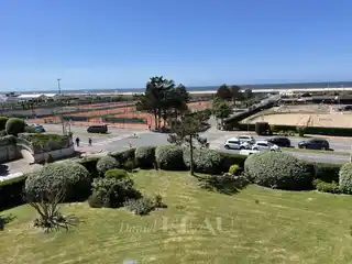 Stylish Seaside Retreat Near Beach