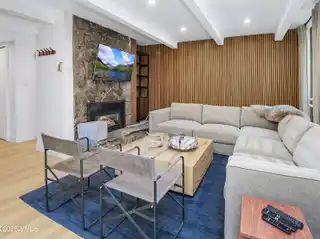Beautifully Remodeled Home in the East Wing of Vail International