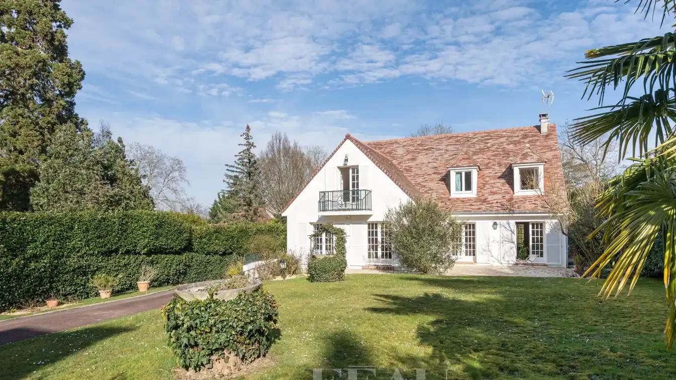 Newer Property on the Heights of Marnes-la-coquette