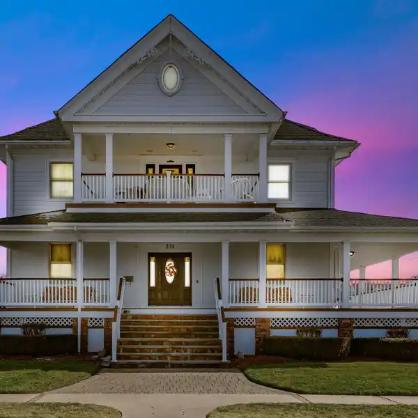 LAKEVIEW ESTATE WITH TIMELESS ELEGANCE