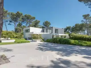 Contemporary Luxury Residence in a Peaceful Setting