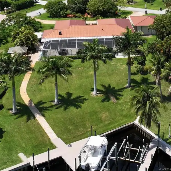 WATERFRONT PARADISE IN STUART–BOATER’S DREAM