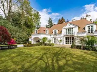 Elegant Classic Villa in Ideal Location