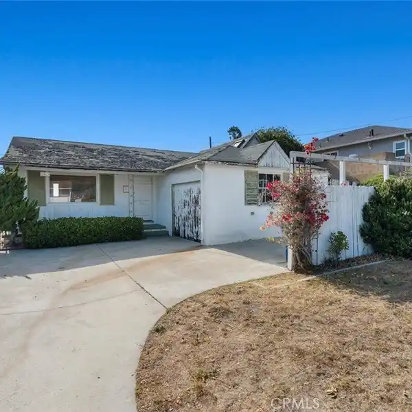 PRIME LOCATION IN DESIRABLE SEASIDE