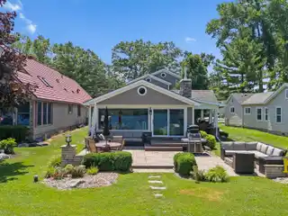 Fully Remodeled Lakeshore Retreat