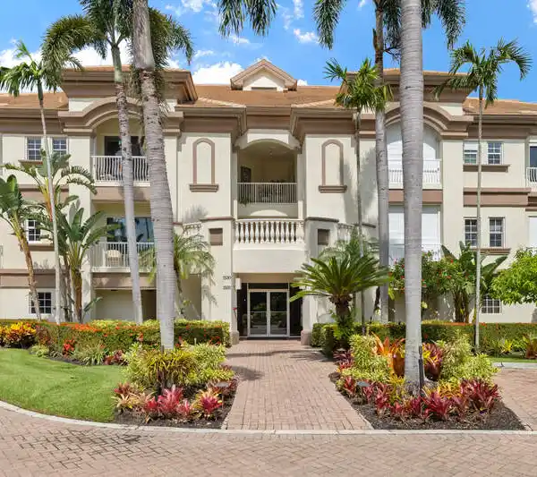 SPRAWLING PENTHOUSE IN A BOUTIQUE BUILDING