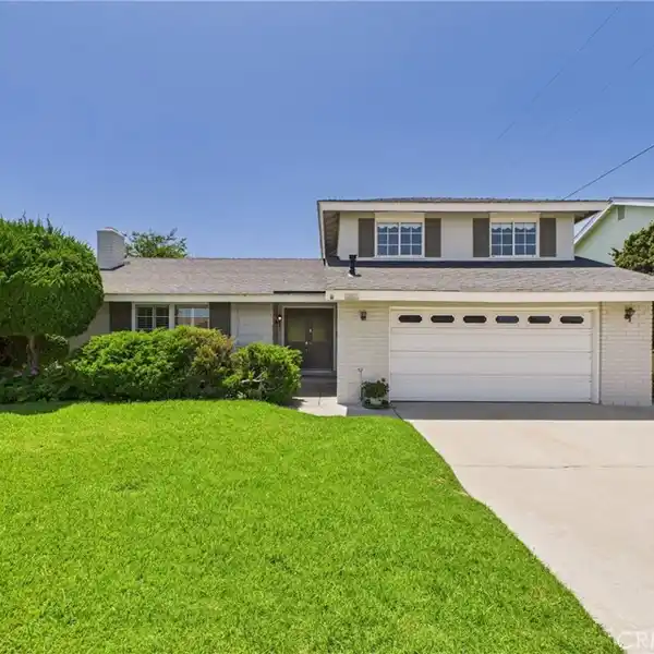 BEAUTIFULLY CARED-FOR HOME IN FAIRWAY PARK