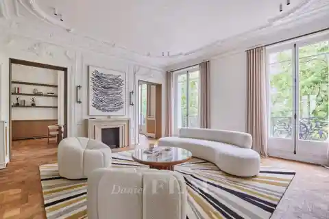 Luminous Luxury Apartment