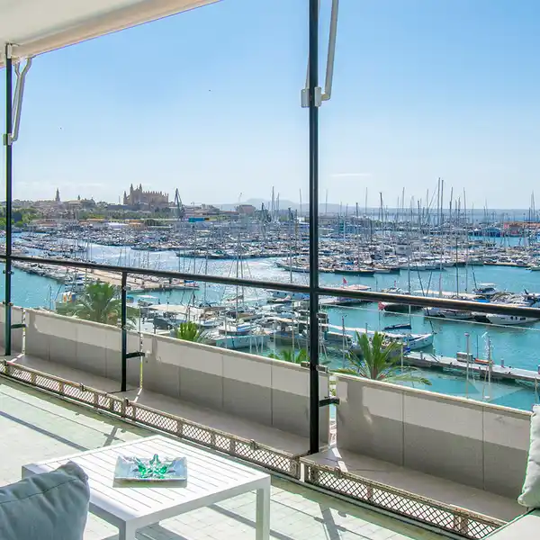 COMPLETELY RENOVATED APARTMENT ON THE FIRST LINE OF THE SEA