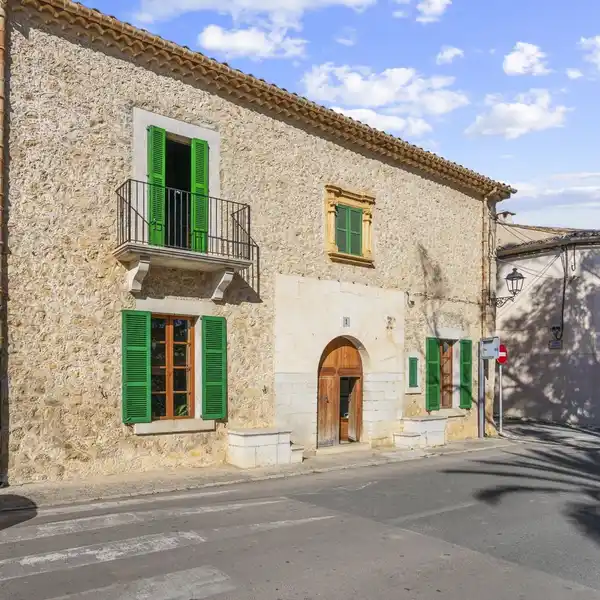 HISTORIC TOWNHOUSE IN THE CENTER OF MANCOR DE LA VALL