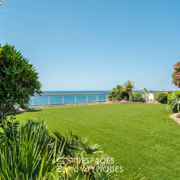 PRESTIGIOUS TOP FLOOR RESIDENCE FACING THE SEA