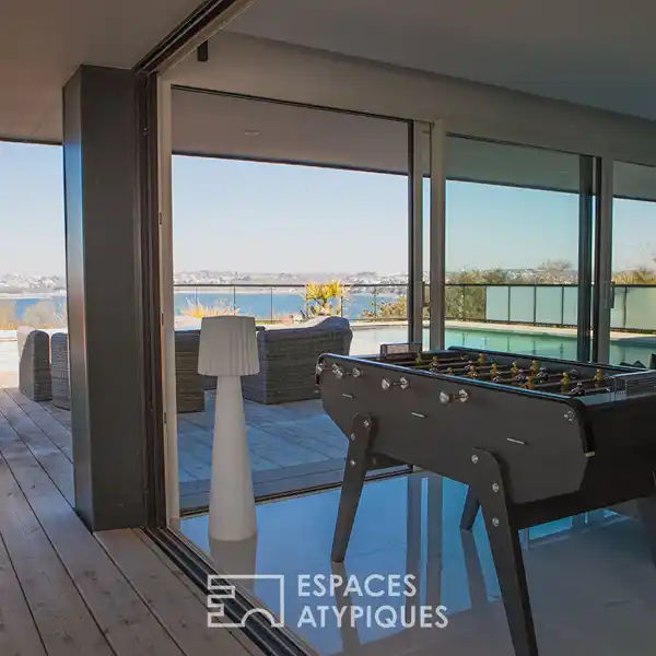 CONTEMPORARY SEA-VIEW VILLA