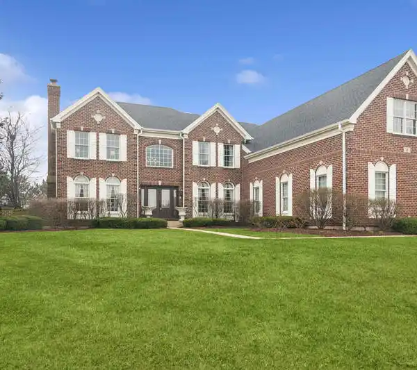 EXCEPTIONAL HAWTHORN WOODS COUNTRY CLUB BEAUTY