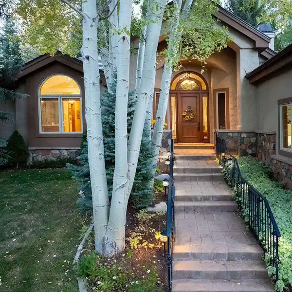 CAPTIVATING RESIDENCE IN A LUSH SETTING