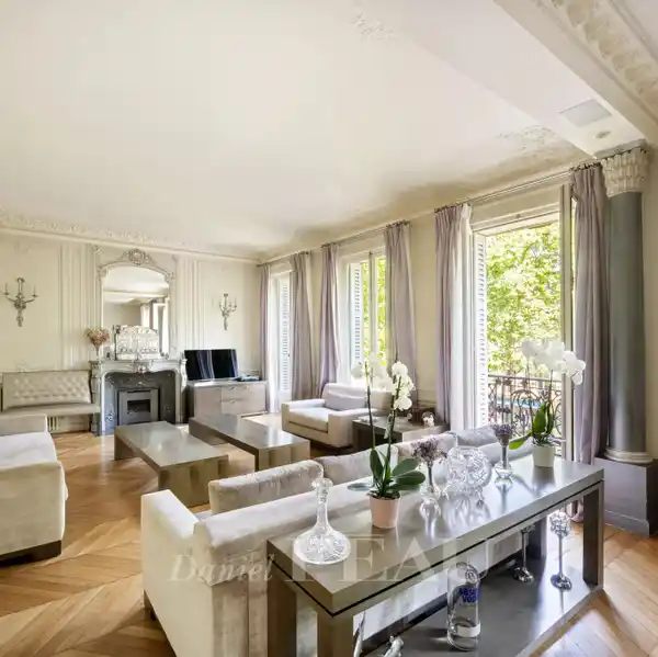 SPACIOUS APARTMENT IN IDEAL LOCATION