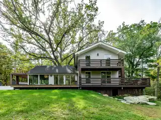 Modern Lakeside Retreat with Guest Cottage
