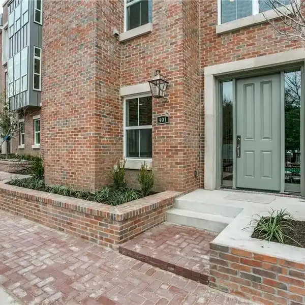 STUNNING CORNER TOWNHOME IN THE HEART OF DALLAS