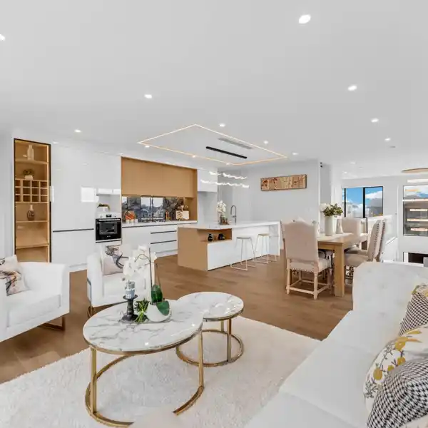 ELEGANT FAMILY HOME WITH PRIVATE GRANNY FLAT