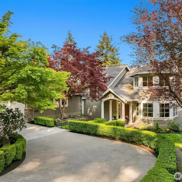 ARCHITECTURAL MASTERPIECE IN A LUSH SETTING
