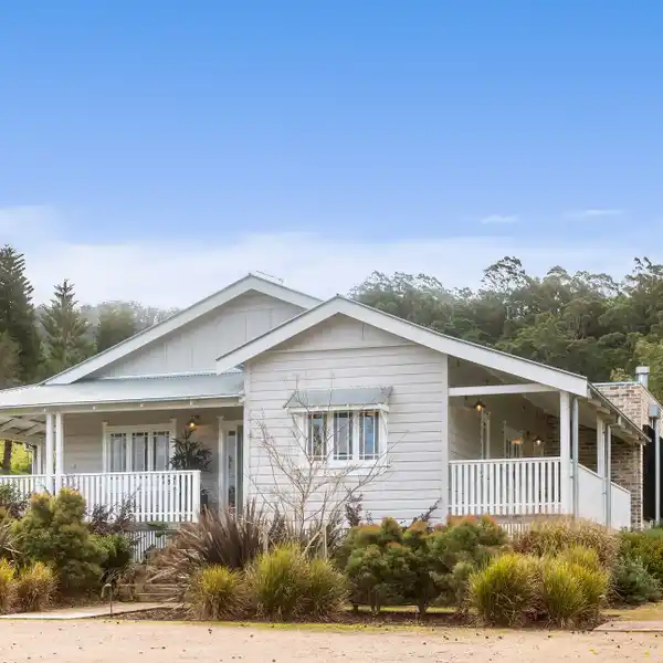 KANGAROO VALLEY RETREAT WITH PANORAMIC ESCARPMENT VIEWS
