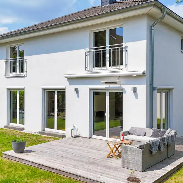 MODERN HOME WITH MANY EXTRAS AND A SPACIOUS PLOT