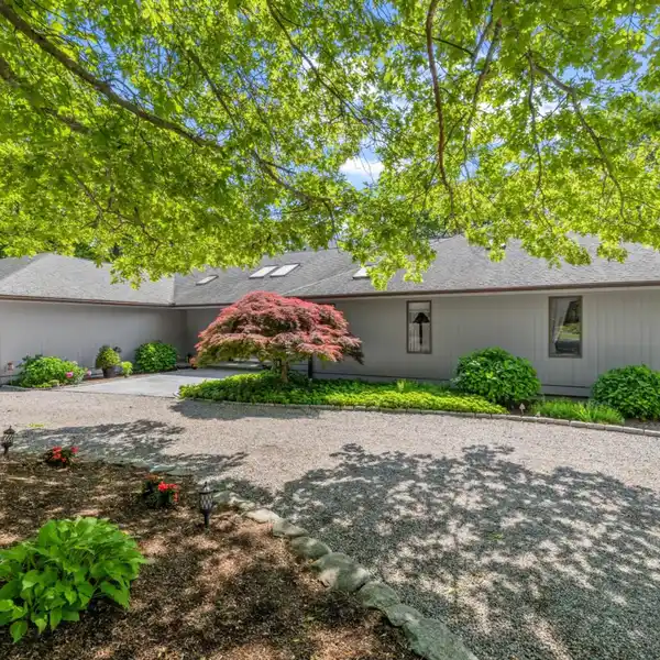 ARCHITECTURALLY DESIGNED EXECUTIVE EMBANKMENT RANCH
