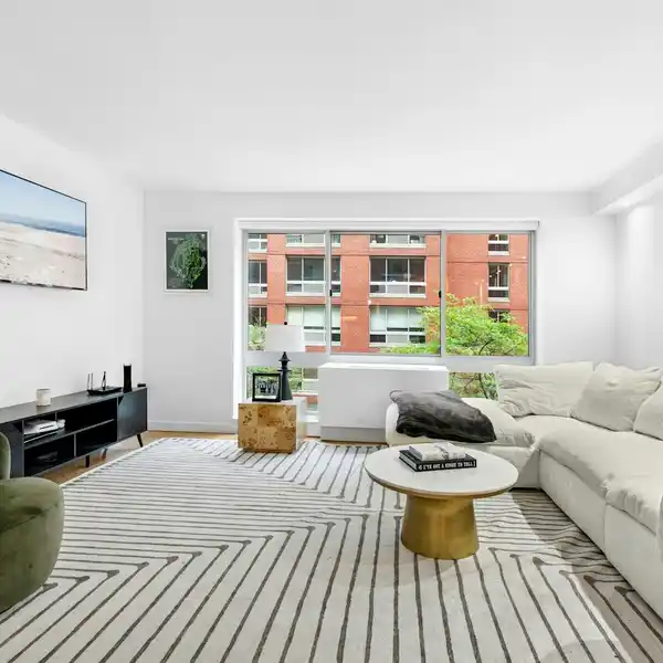 INVITING LUXURY HOME IN WEST CHELSEA