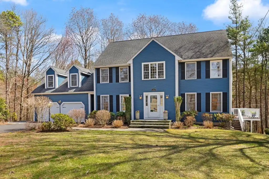 Stately Colonial in a Private Setting
