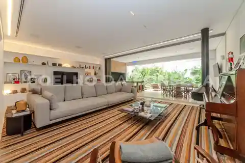 Spacious Luxury Home on an Exclusive Street