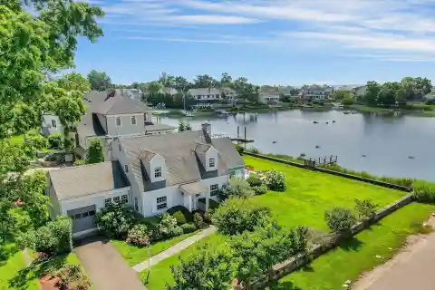 Waterfront Property with Amazing Views