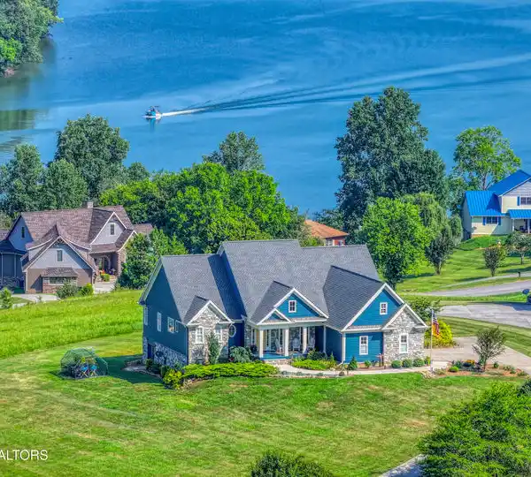 CUSTOM LAKEVIEW RETREAT WITH MOUNTAIN VISTAS