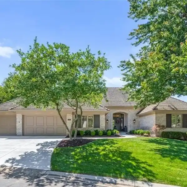 COMPLETELY UPDATED LUXURY VILLA IN HALLBROOK