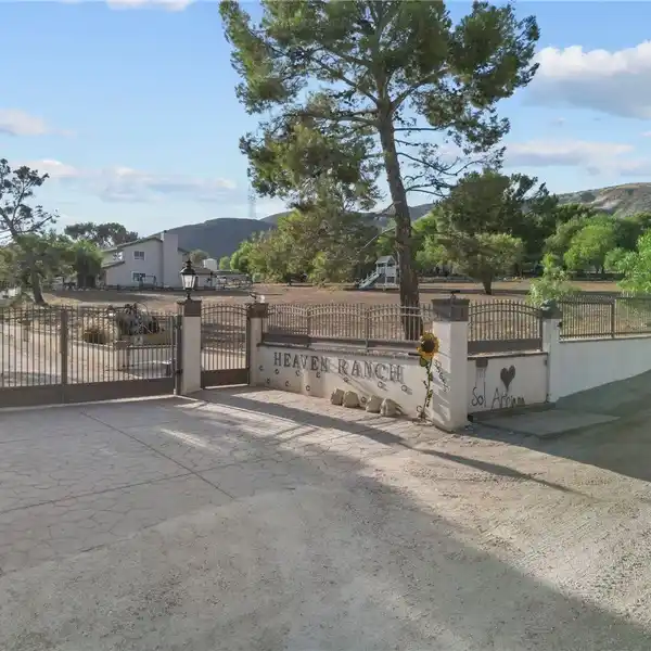 EXCEPTIONAL EQUESTRIAN RETREAT