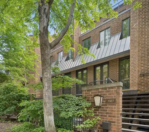 CHIC TOWNHOME STEPS FROM LAKE AND LOOP