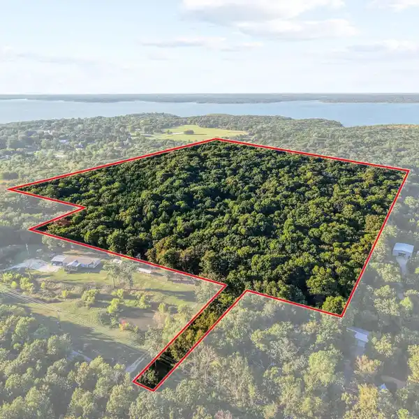 RARE 49-ACRE WOODED PENINSULA NEAR LAKE TEXOMA