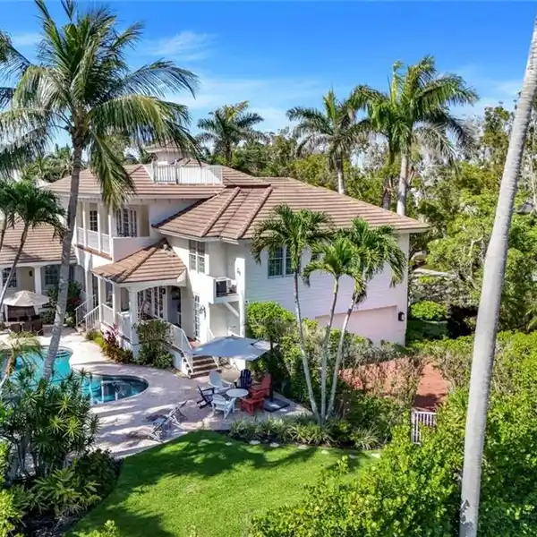 REMARKABLE AQUALANE SHORES RESIDENCE